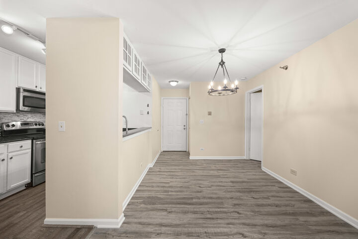 Property Photo:  214 Glengarry Drive 201  IL 60108 
