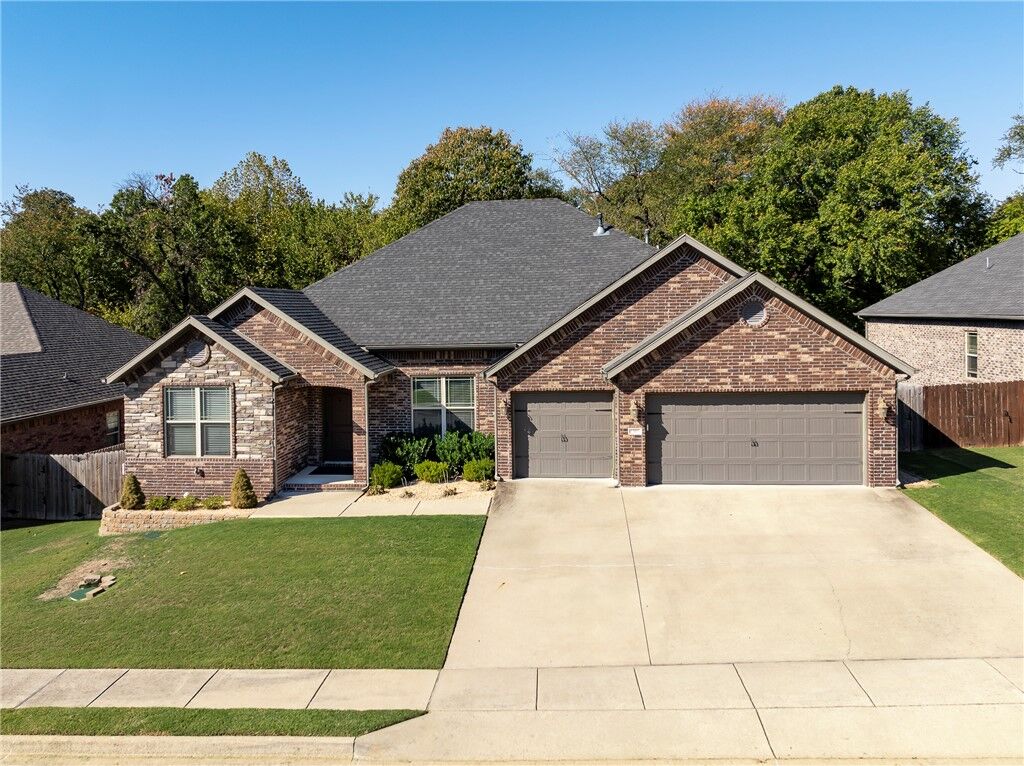 Property Photo:  1301 Hickory Street  AR 72718 