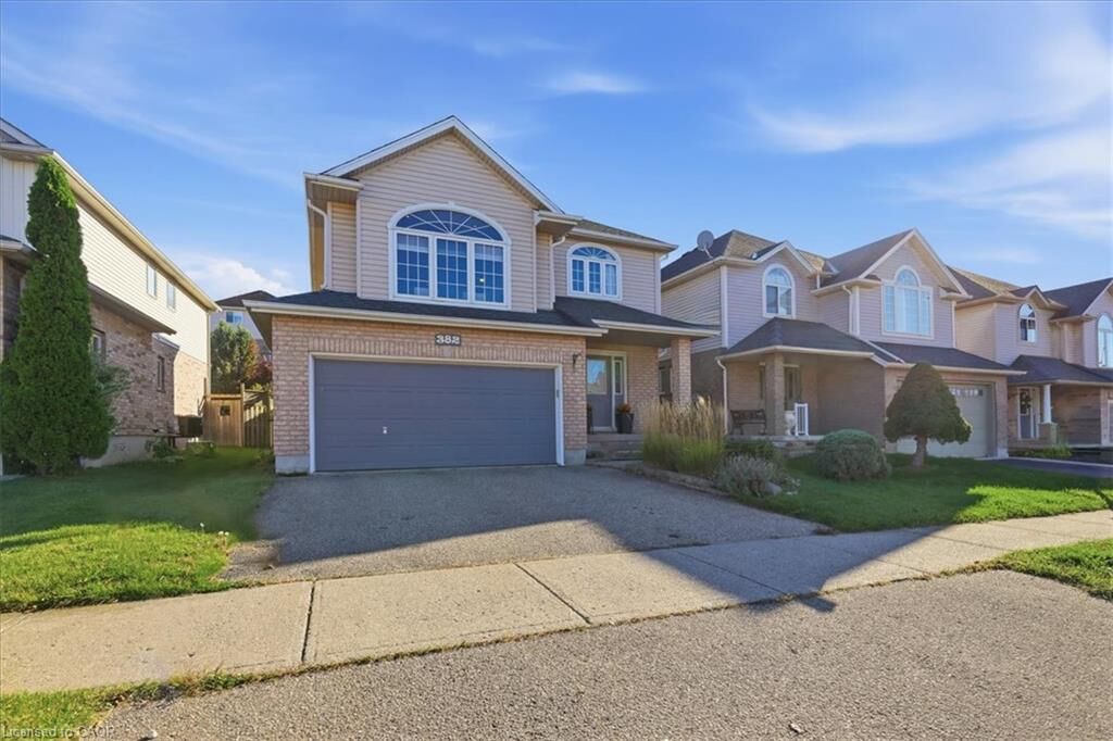 Property Photo:  382 Mountain Laurel Crescent  ON N2E 4B4 
