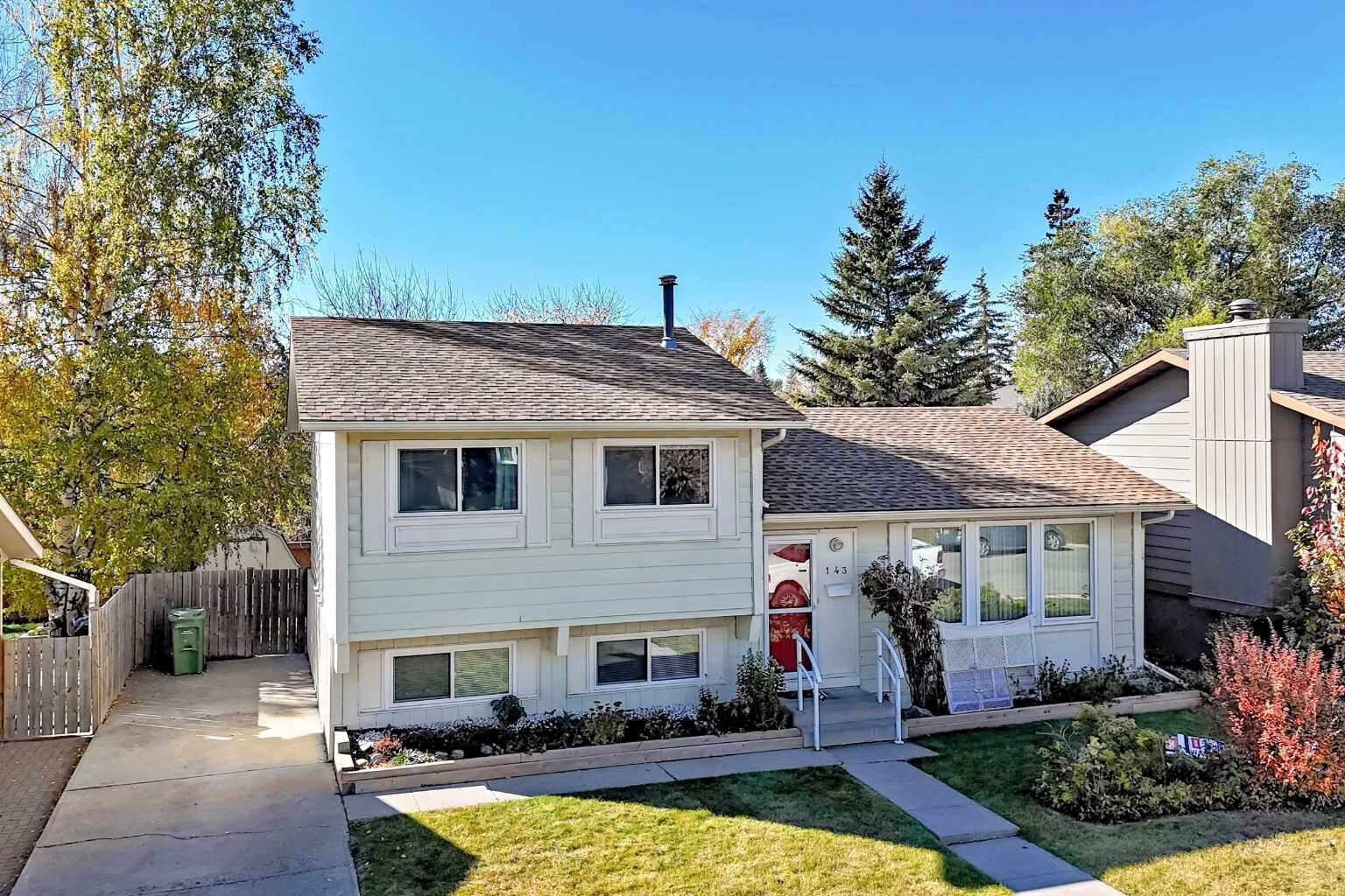 Property Photo:  143 Deer Ridge Way SE  AB T2J 5Y7 