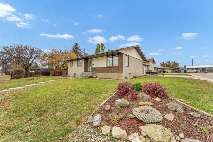 Property Photo:  798 16 Street NE  AB T1A 5X3 