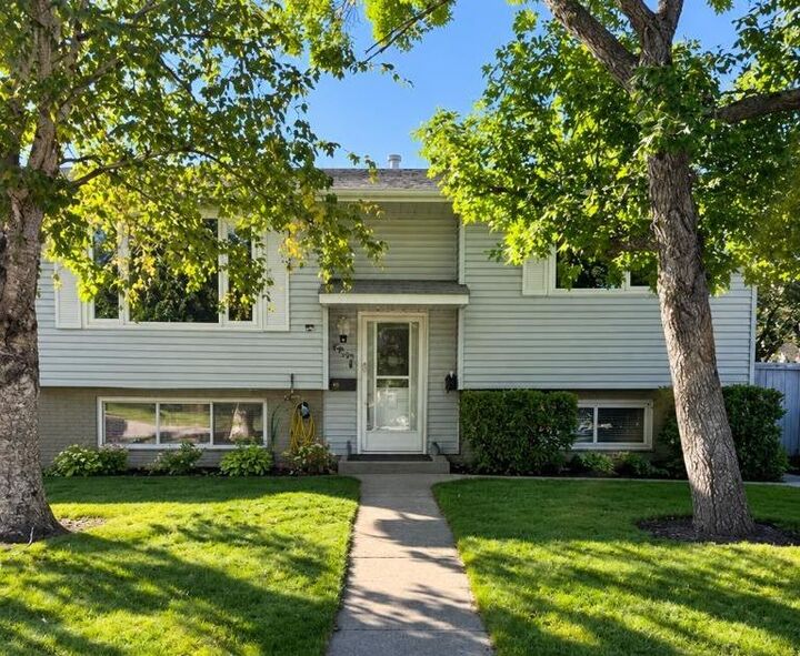 Property Photo:  6803 24 Avenue NE  AB T1Y 1Z9 