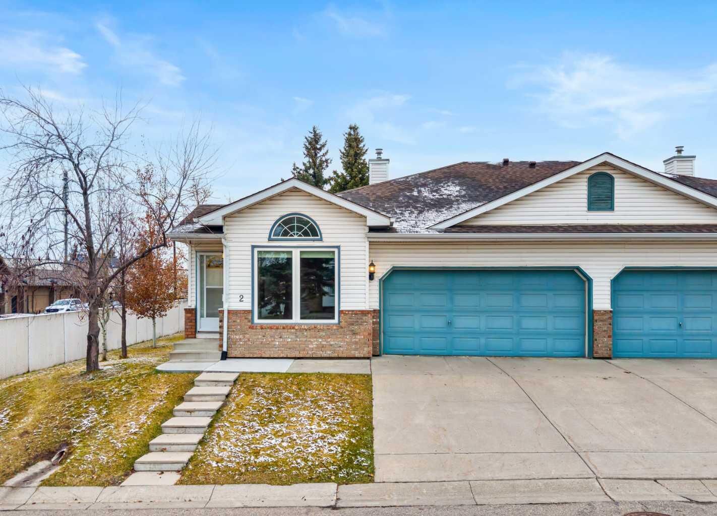 Property Photo:  2 Rivercrest Villas SE  AB T2C 4C4 