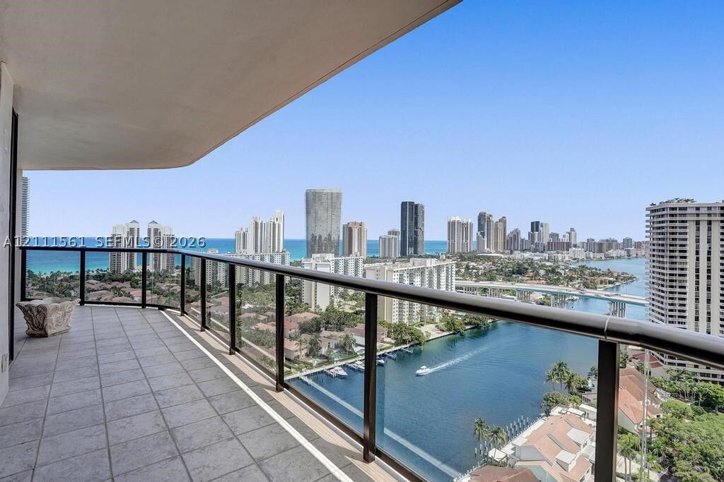 Property Photo: 19667 Turnberry Way 26B FL 33180