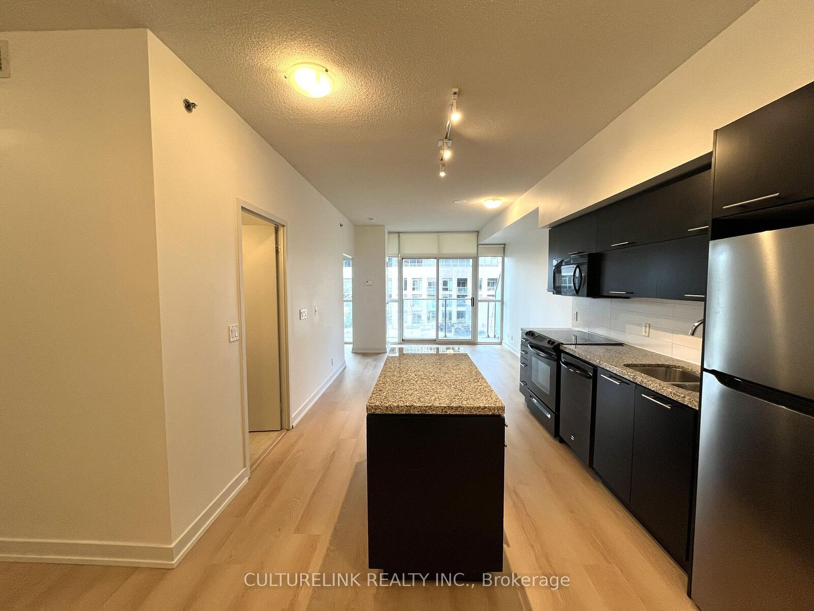 Property Photo:  21 Nelson Street 915  ON M5V 1T8 