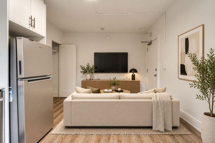 Property Photo:  231 Vaughan Road B17  ON M6C 2M9 