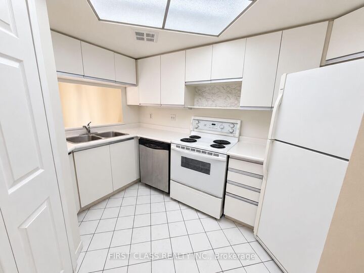Property Photo:  250 Webb Drive 913  ON L5B 3Z4 