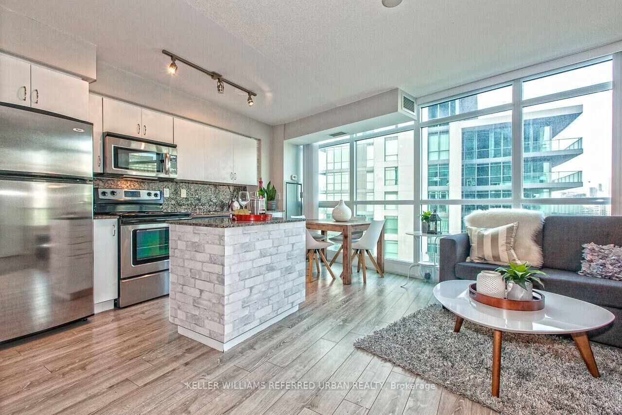 Property Photo:  215 Fort York Boulevard 1411  ON M5V 4A1 