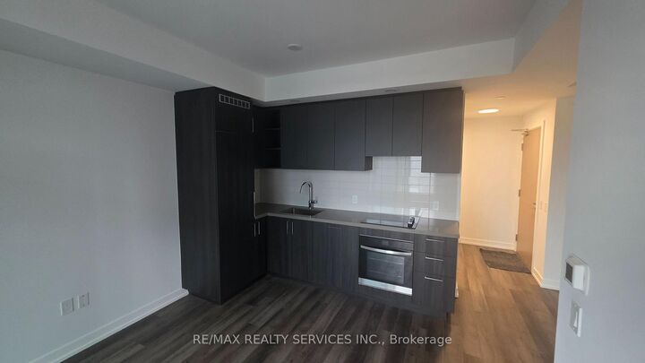 Property Photo: 5 Meadowdale Road 2612 ON L4K 0C7