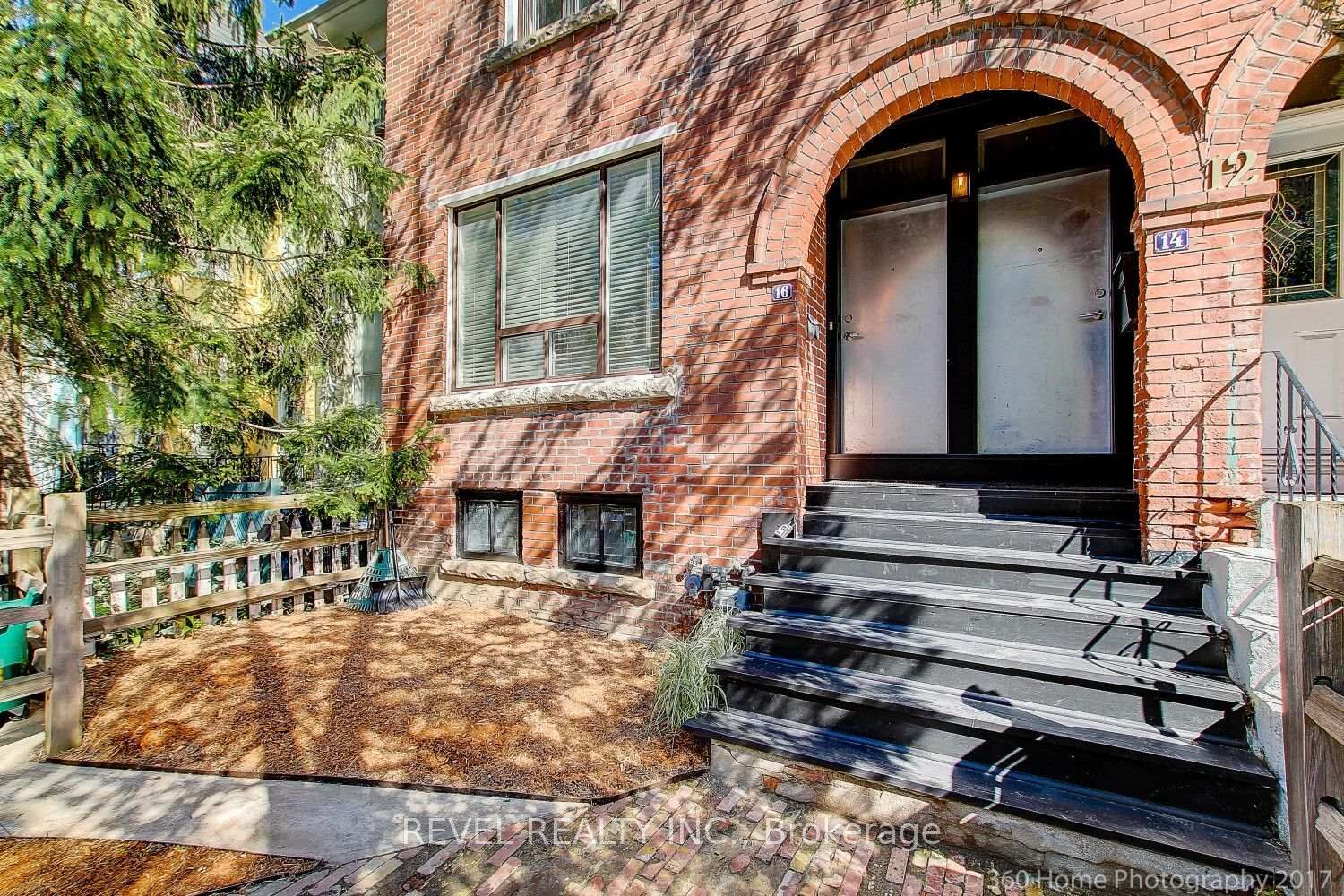 Property Photo:  14 Wolseley Street  ON M5T 1A2 