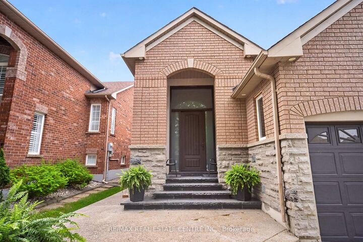 Property Photo: 3 Twin Willow Crescent ON L7A 1J9