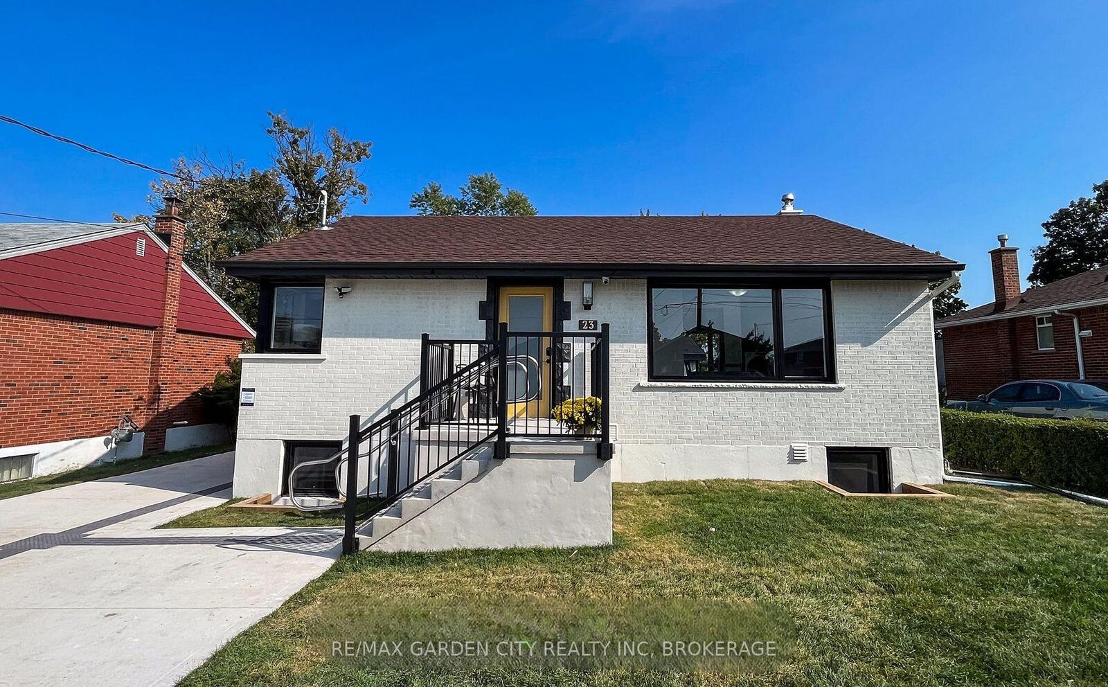 Property Photo: 729 Queensdale Avenue E ON L8V 1M4
