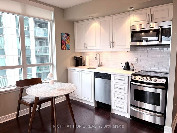 Property Photo: 19 Avondale Avenue Uph15 ON M2N 0A6
