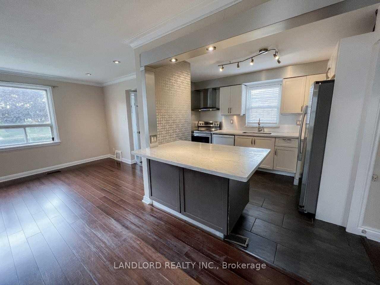 Property Photo:  220 Ellington Drive Main  ON M1R 3Y4 
