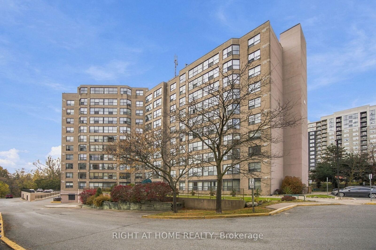 Property Photo: 250 Davis Drive 311 ON L3Y 7T7