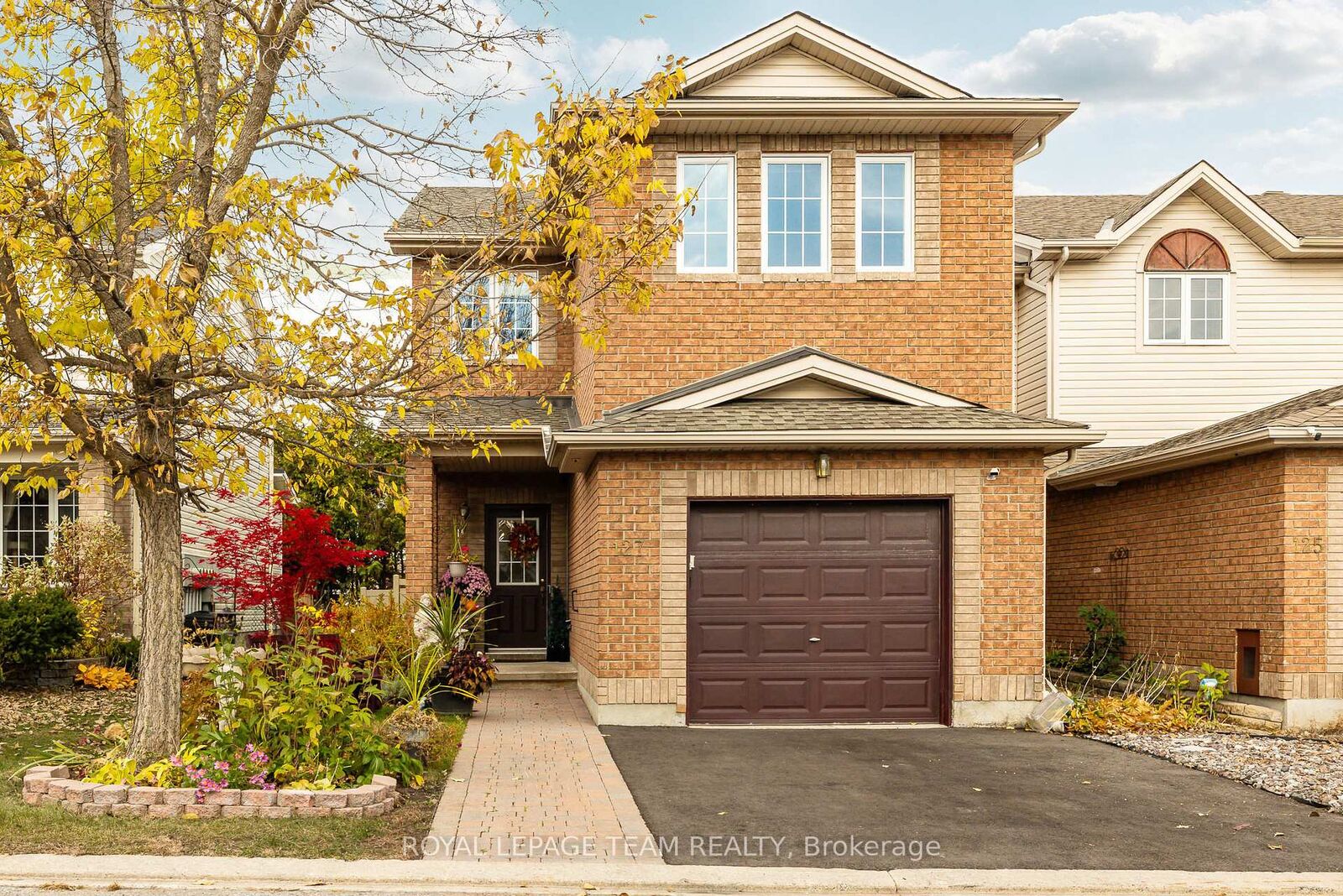 Property Photo:  127 Kinross Private  ON K2K 3P9 