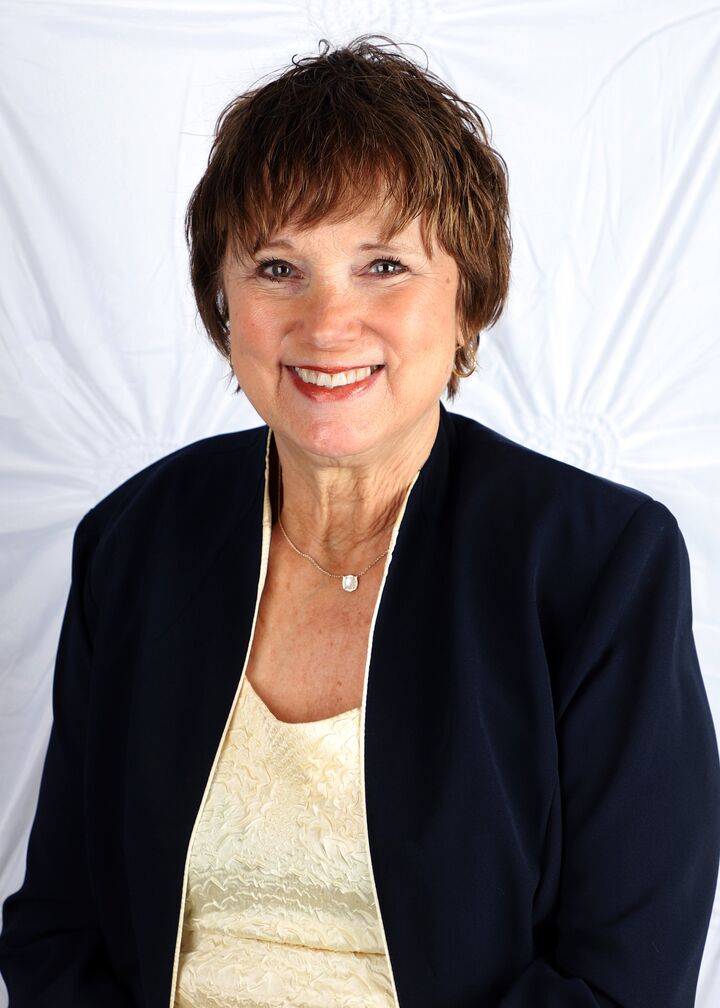 Valorie De Fever, Real Estate Salesperson in Independence, Pasternak-Johnson