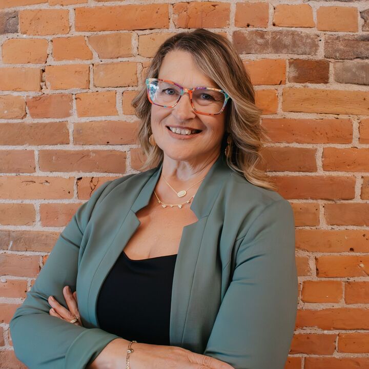 Roxanne Gartner, Real Estate Salesperson in Dubuque, Signature Real Estate