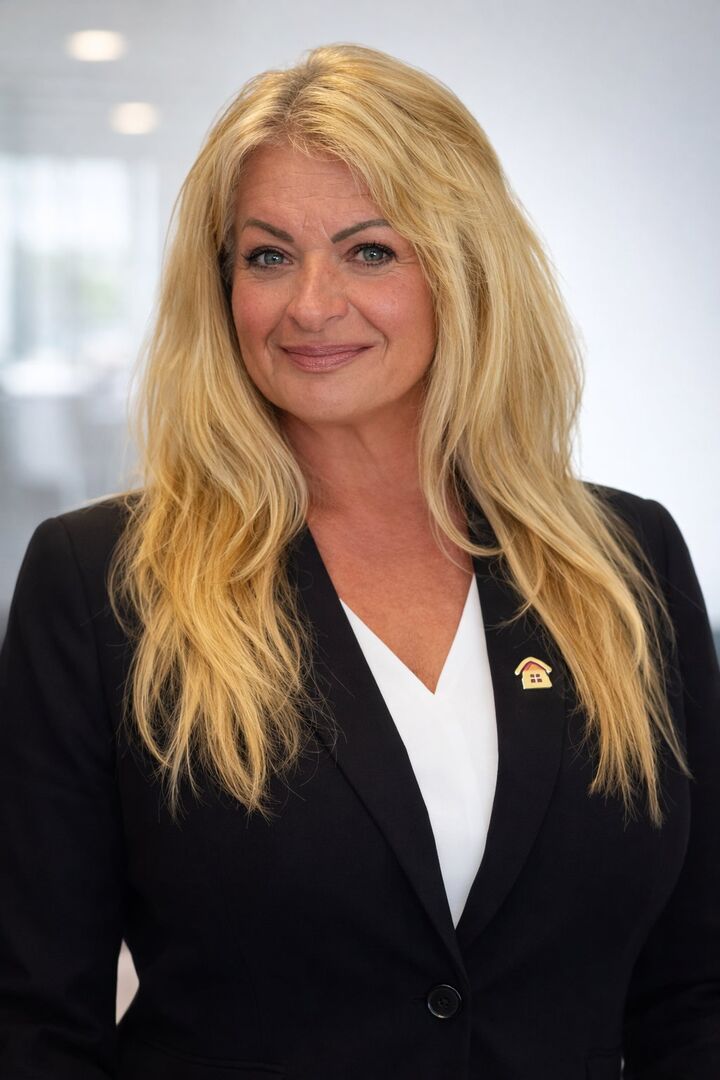 Oana Crawford, Real Estate Salesperson in Cape Coral, ERA Real Solutions Realty