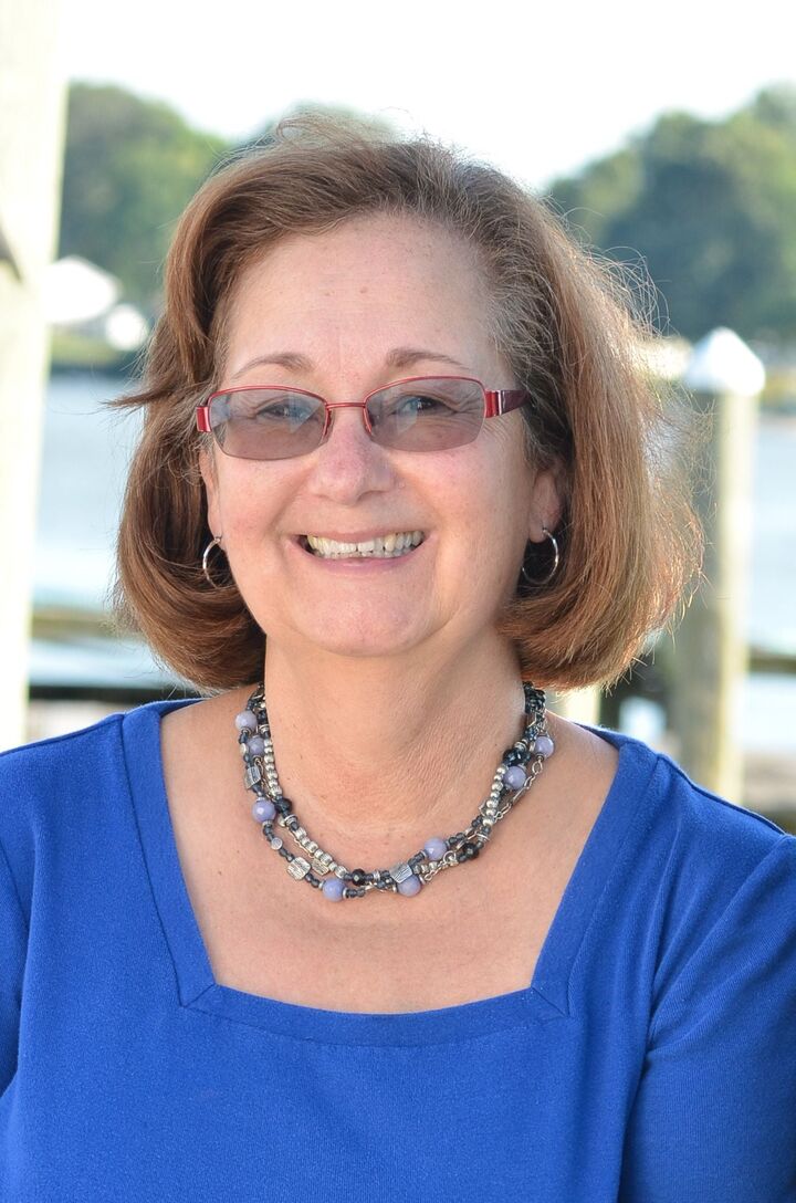 Latana Locke,  in King George, Elite