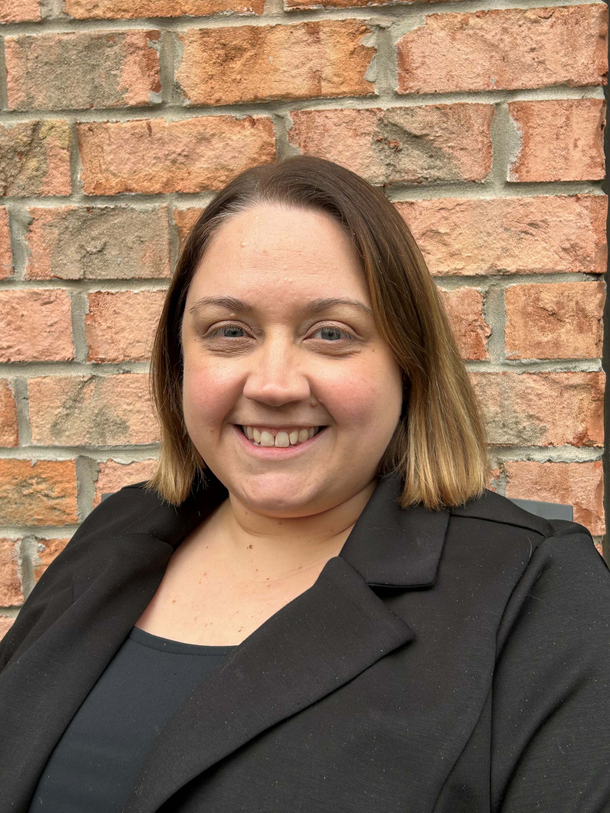 Jennifer Schwab, Sales Associate in Fenton, Professionals