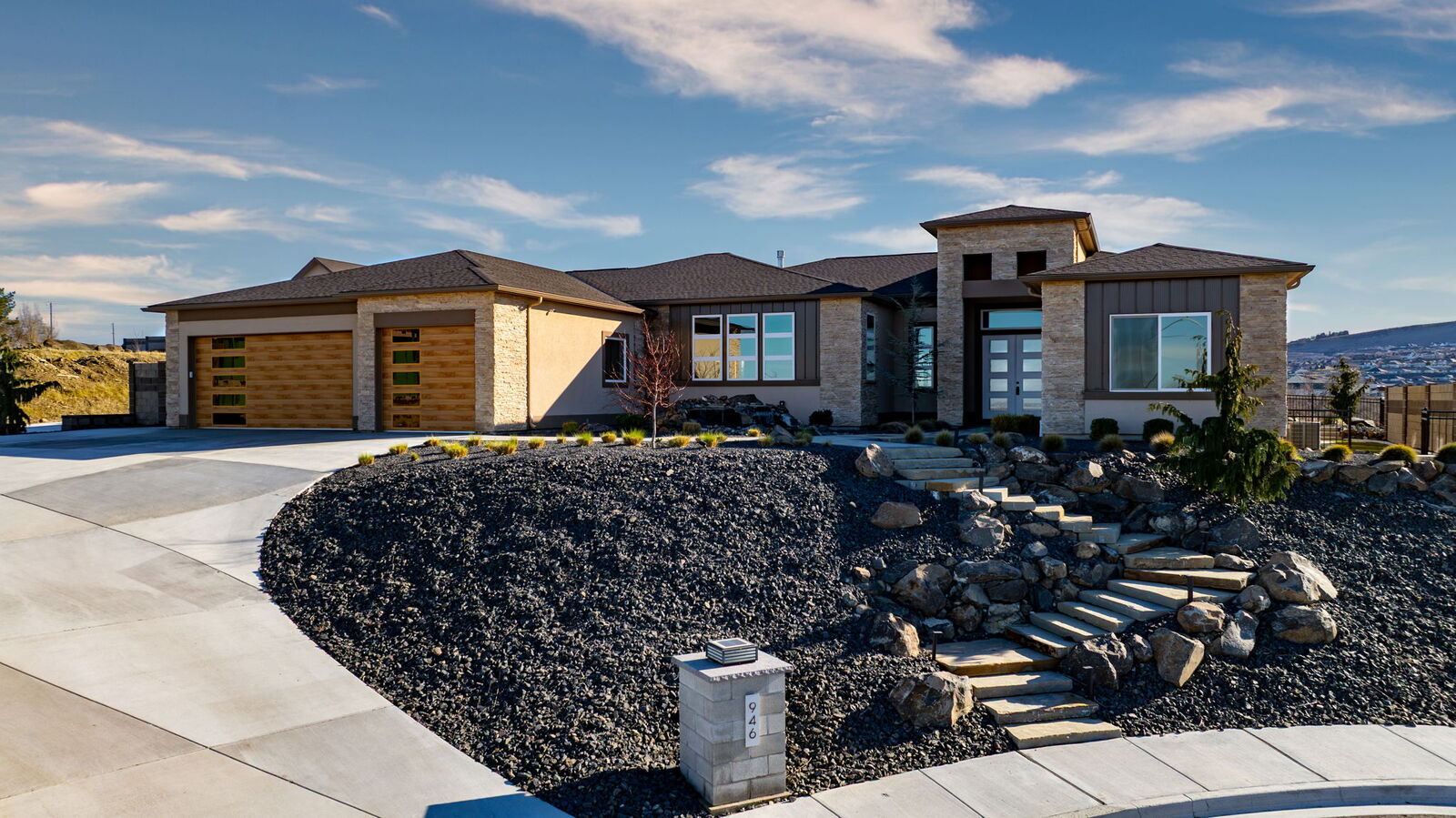 Property Photo:  946 Heidel Ct  WA 99352 