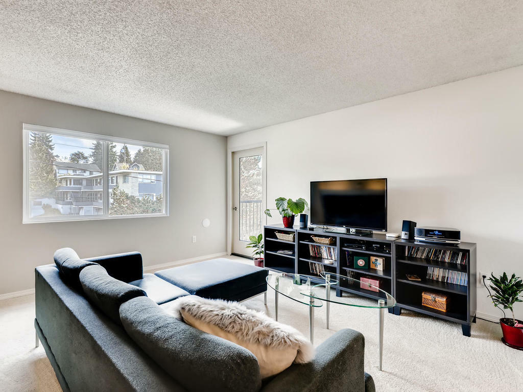 Property Photo: Living Room 9255 Greenwood Ave N 35  WA 98103 