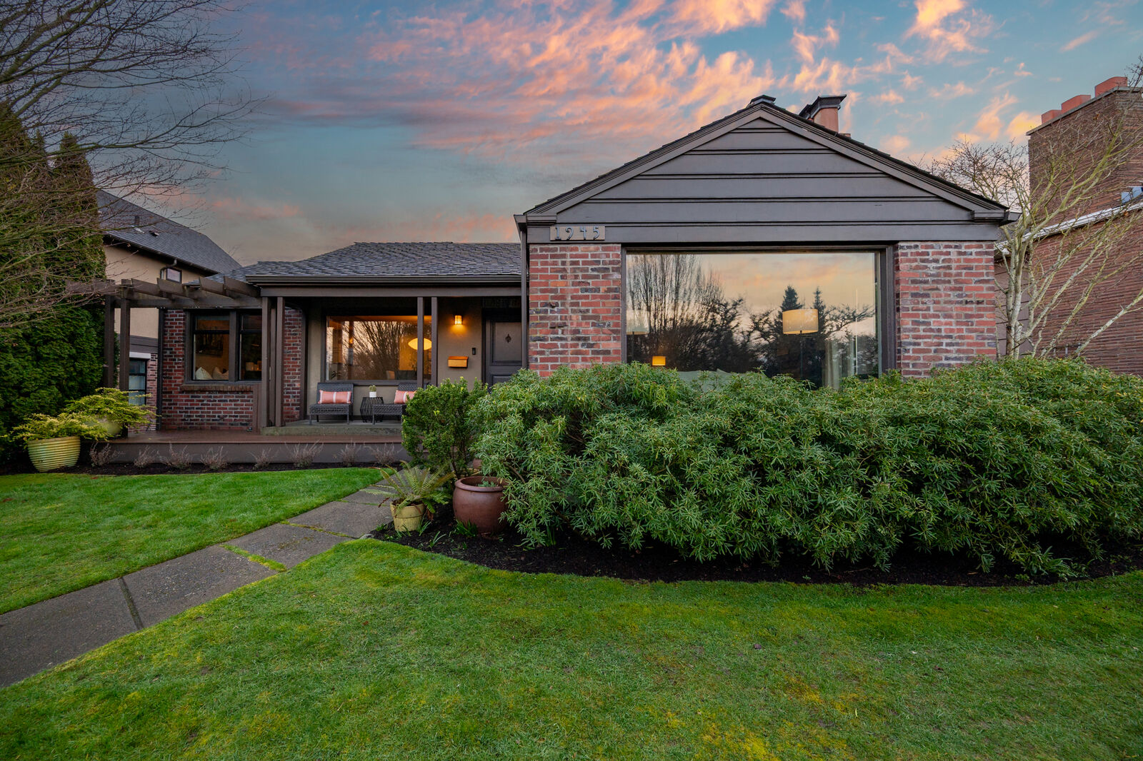 Property Photo:  1945  35th Avenue W  WA 98199 