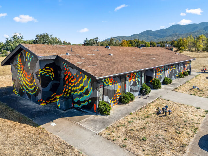 Property Photo: 2082 East Main OR 97520