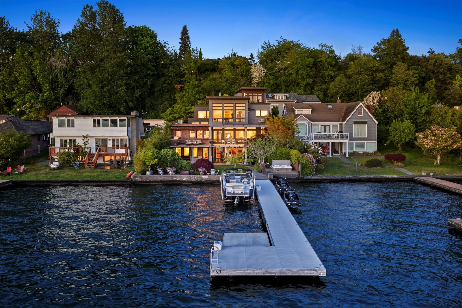 Property Photo:  407 408  5th Avenue W  WA 98033 