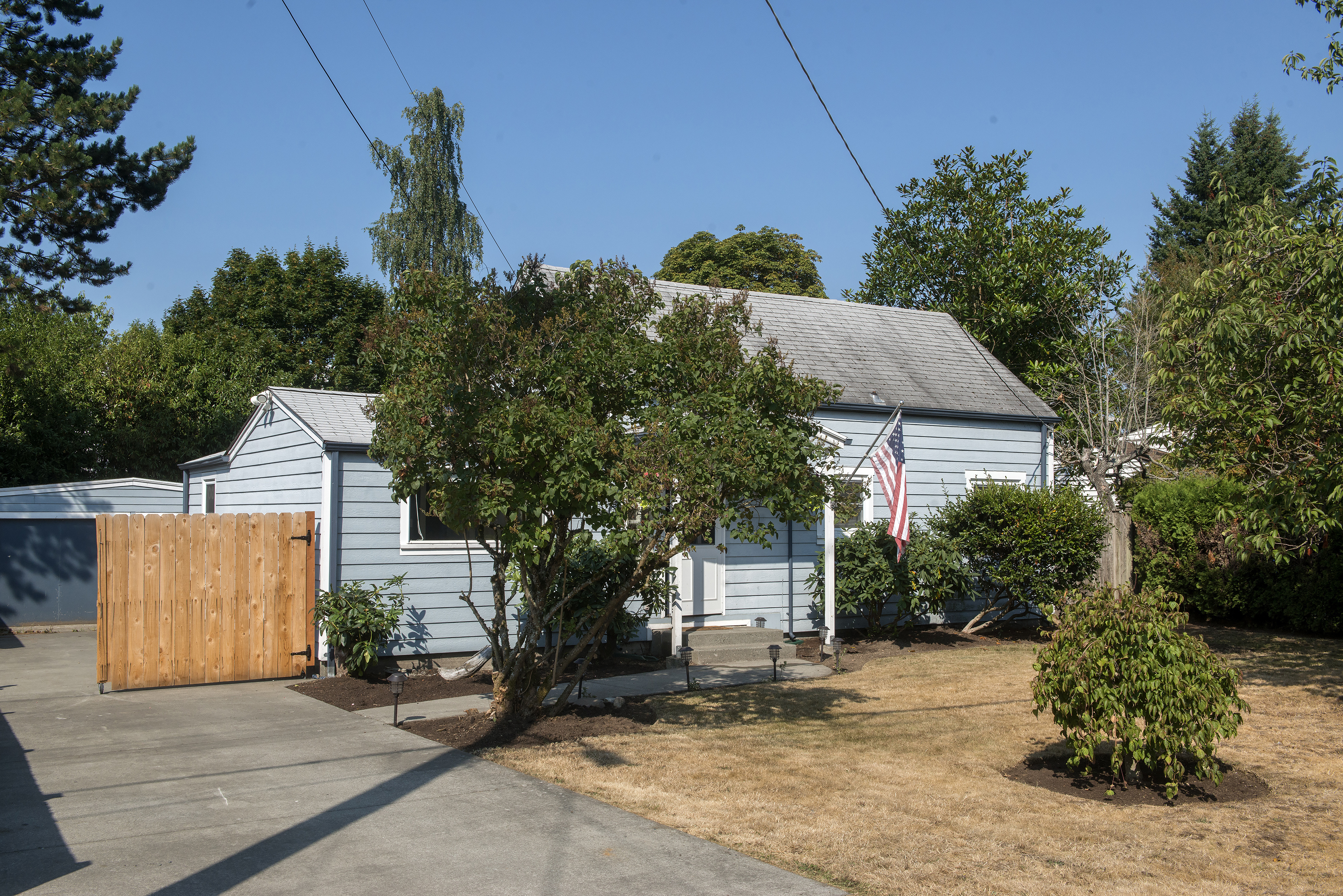 Property Photo:  12515 Phinney Ave N  WA 98133 