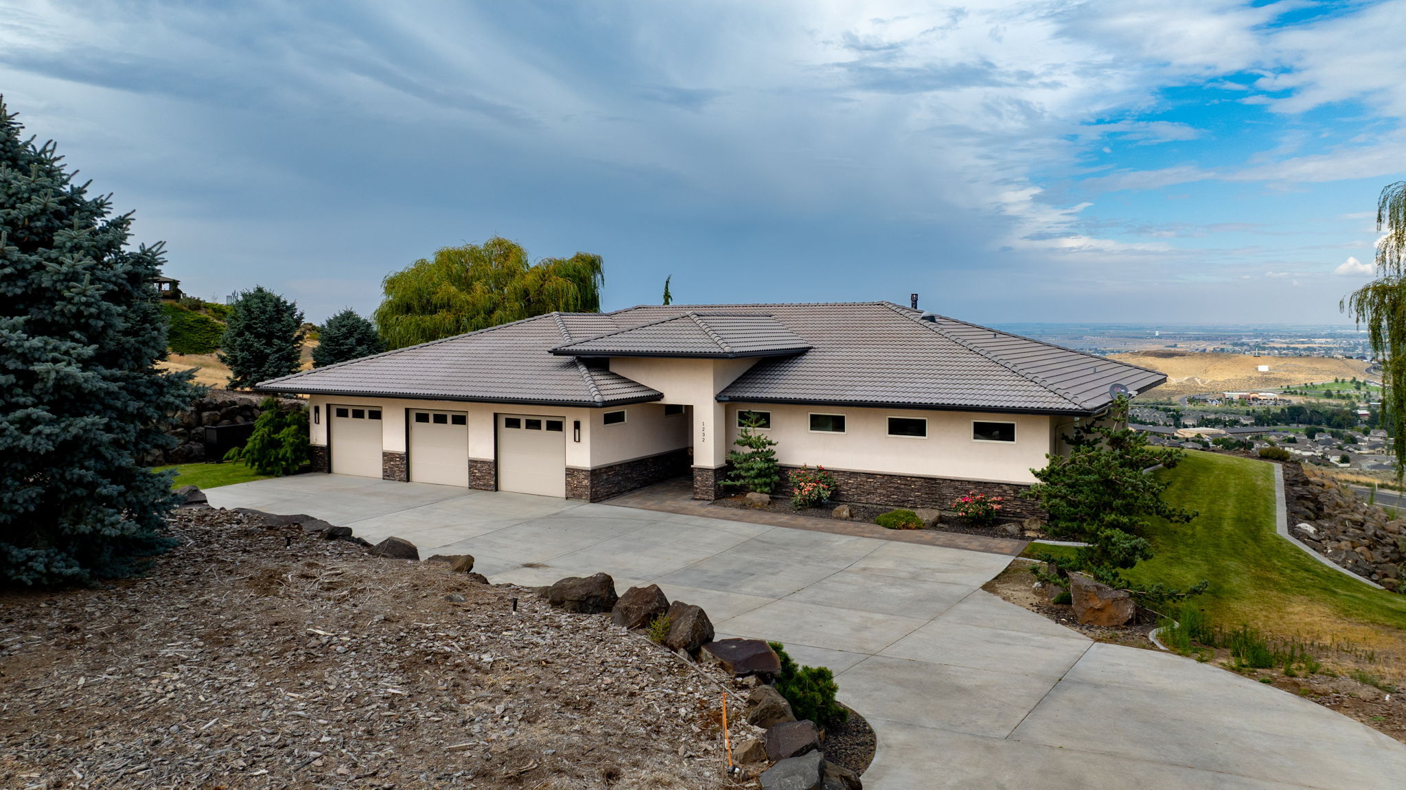 Property Photo: 1232 N Bermuda Rd WA 99352
