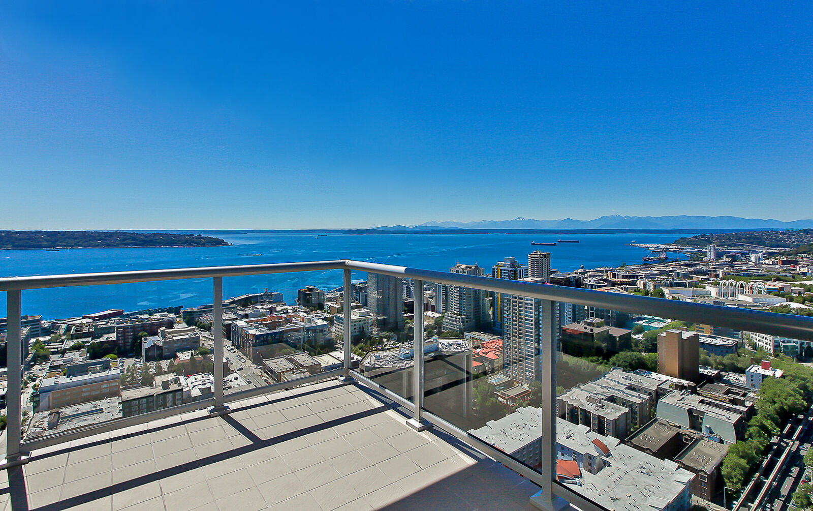 Property Photo: 588 Bell St 3806S WA 98121