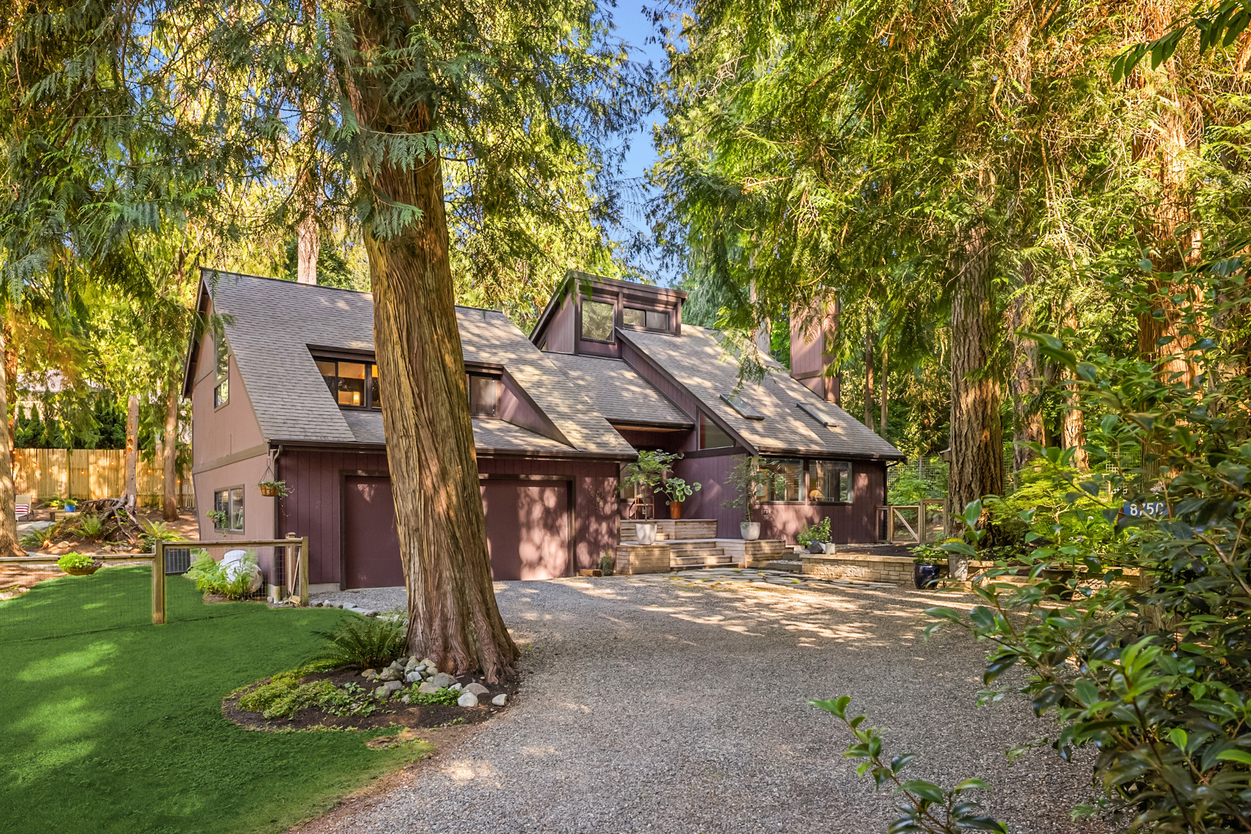 Property Photo: 8750 Woodbank Dr NE 8750 Woodbank Drive NE WA 98110