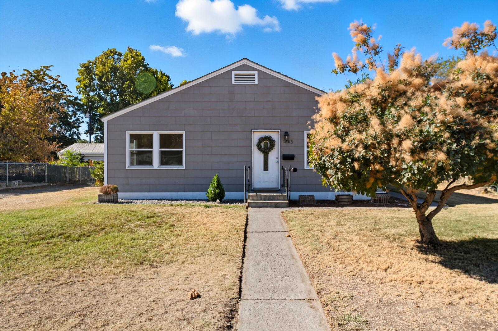 Property Photo: 1603 Mahan Ave WA 99354