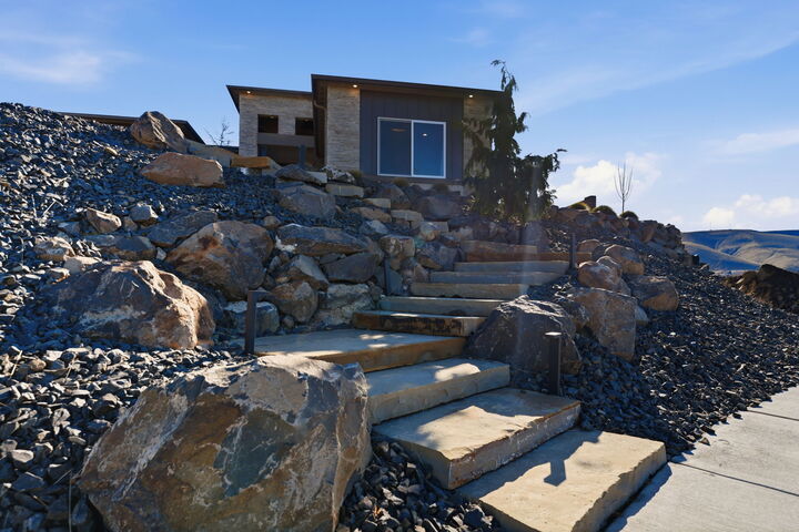 Property Photo:  946 Heidel Ct  WA 99352 