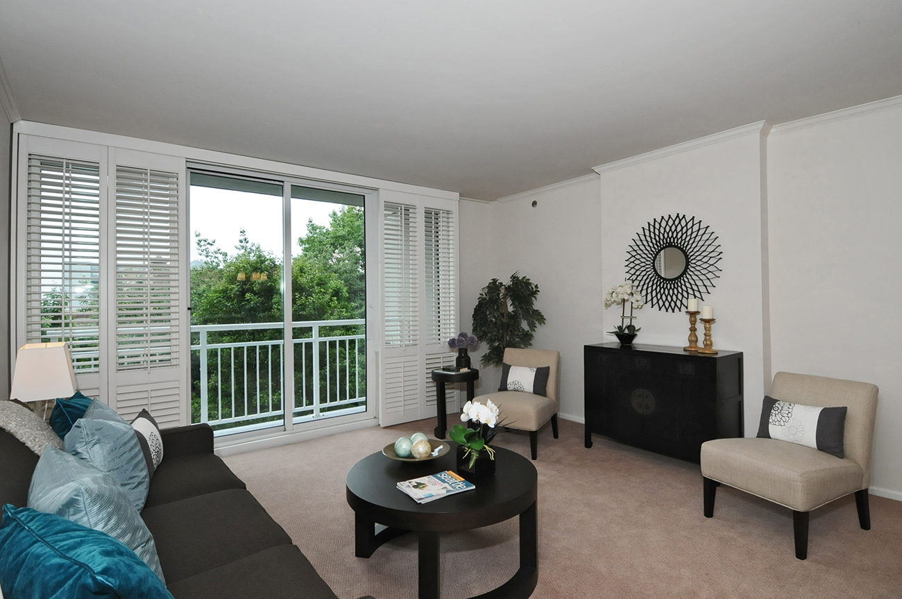 Property Photo: Living & dining room 2600 2nd Ave 406  WA 98121 