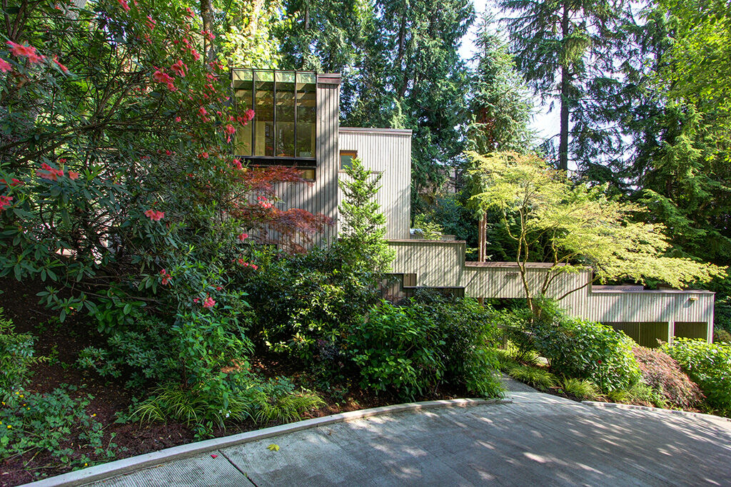 Property Photo: 4910 E Mercer Wy WA 98040