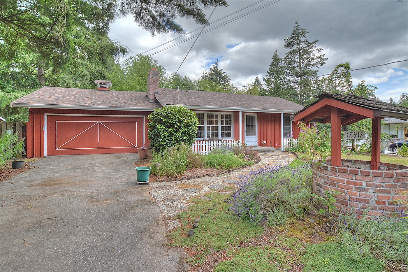 Property Photo:  18918 33 Ave NE  WA 98155 