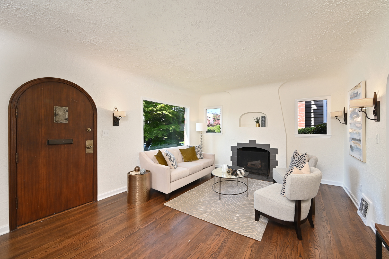 Property Photo: Living Room 2632 W Plymouth St  WA 98199 