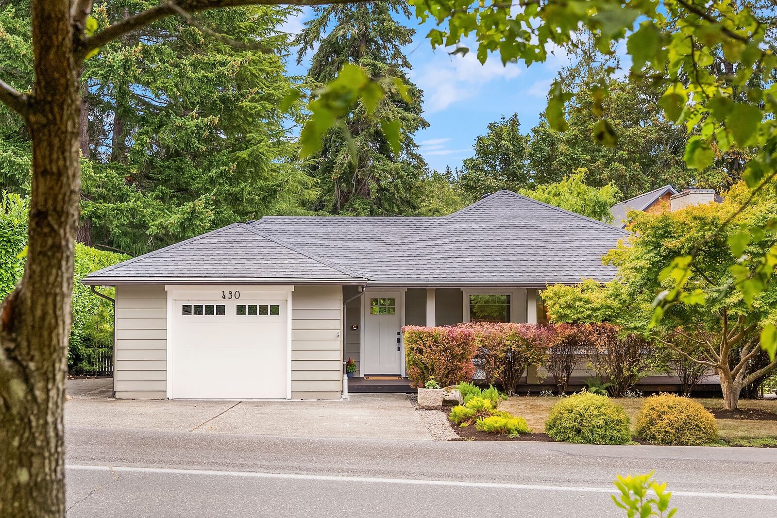 Property Photo: 430 Ericksen Ave NE 430  Ericksen Avenue NE  WA 98110 