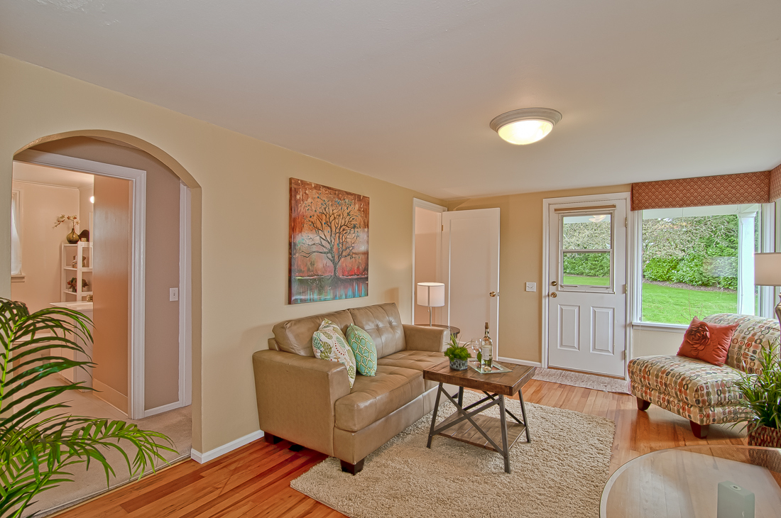 Property Photo: Living room 6407 Lake Washington Blvd SE  WA 98056 