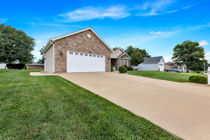 Property Photo: 401 Briarcliff Drive IL 62298