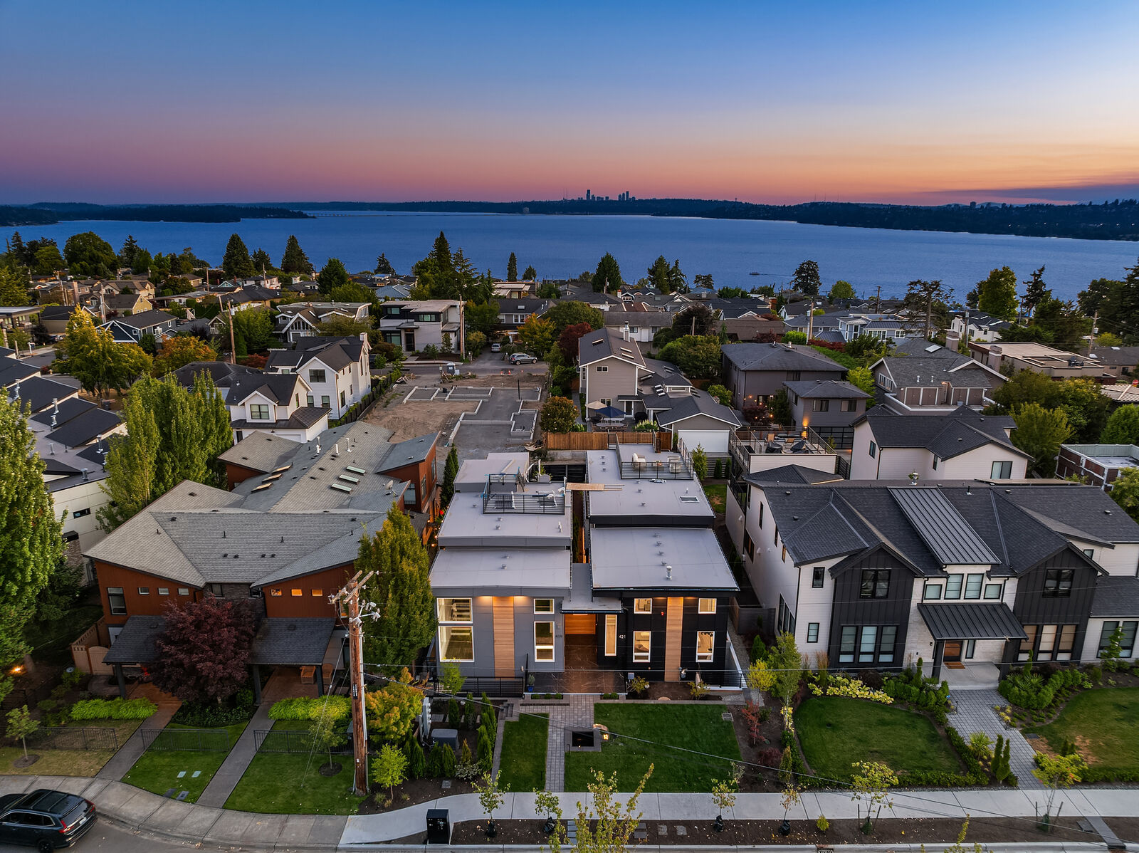 Property Photo:  421  14th Avenue W B  WA 98033 