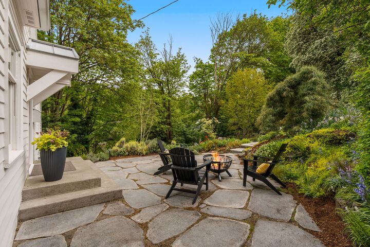 Property Photo:  316 W Newell Street  WA 98119 