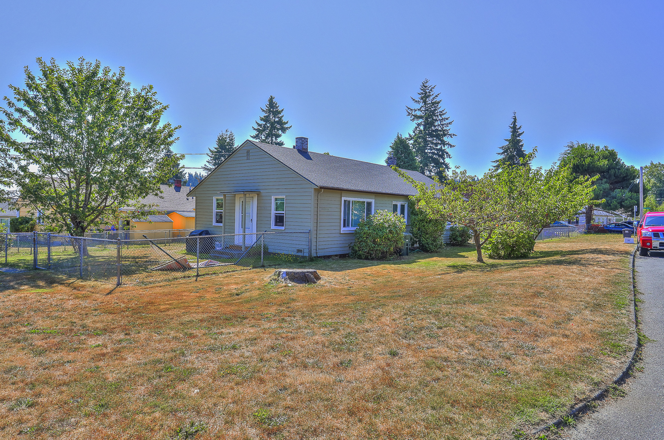Property Photo:  1004 Woodlawn Ave  WA 98203 