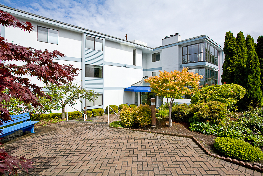 Property Photo:  201 3rd Ave N 211  WA 98020 