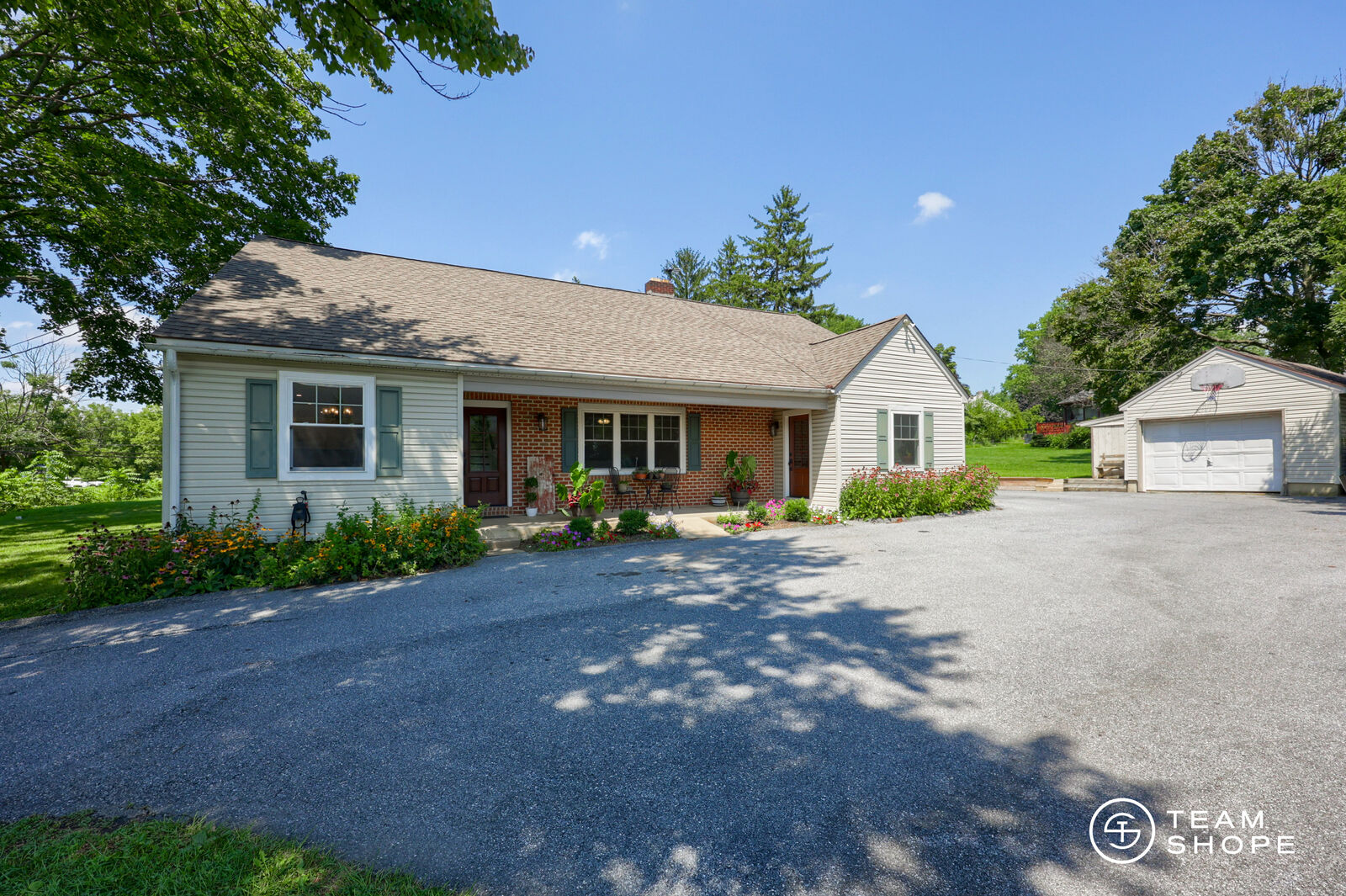 Property Photo: 809 Furnace Hills Pike PA 17543