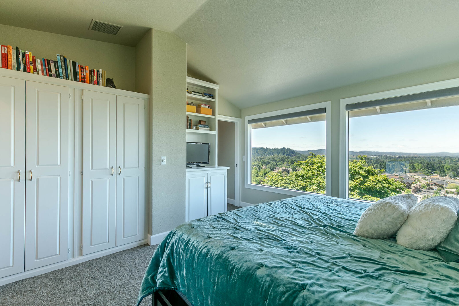 Property Photo:  936 Summit Rd  OR 97708 