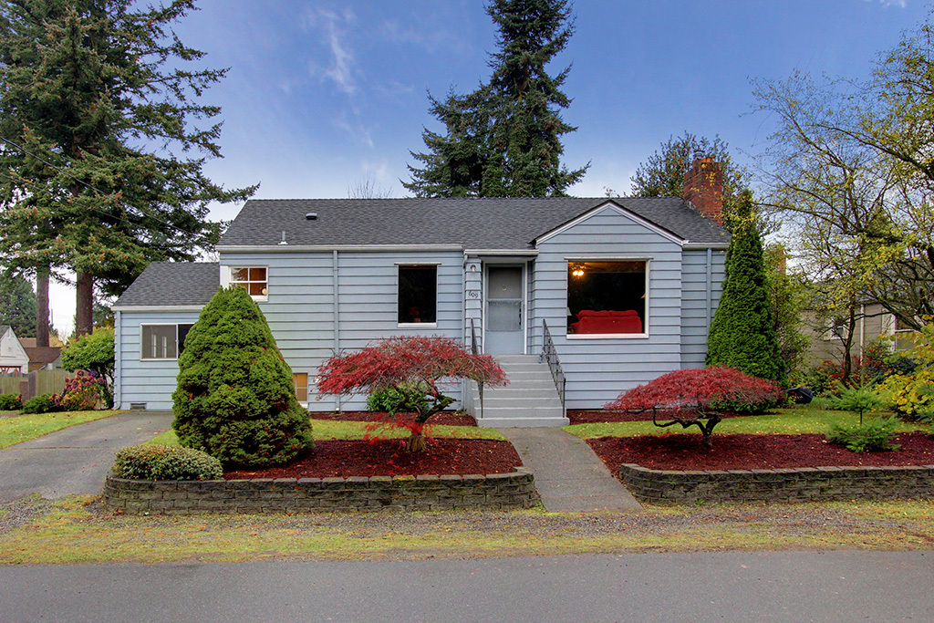 Property Photo:  609 N 112 St  WA 98133 